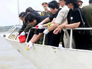 徐小岩将母亲黄杰的骨灰撒到长江