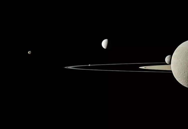 卡西尼号从土星环上方扑捉到的五颗土星卫星.jpeg