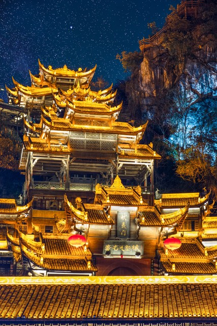 渝东南蚩尤秘境
彭水九黎城夜景
中国最大的苗族传统建筑群
和平精英手游的取景地.jpeg