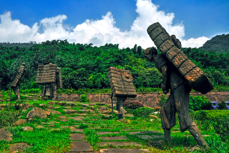 四川雅安，古道上的茶马背夫雕塑