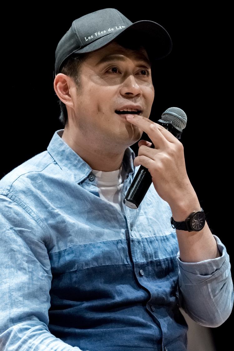 刘钧出席话剧《明年此时》分享会 蒋雯丽白色衬衫配牛仔裤精致干练