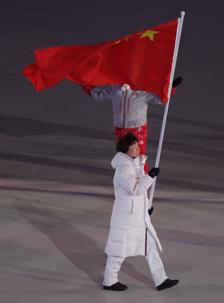 2018平昌冬奥会开幕式：中国代表团入场 周洋担任旗手