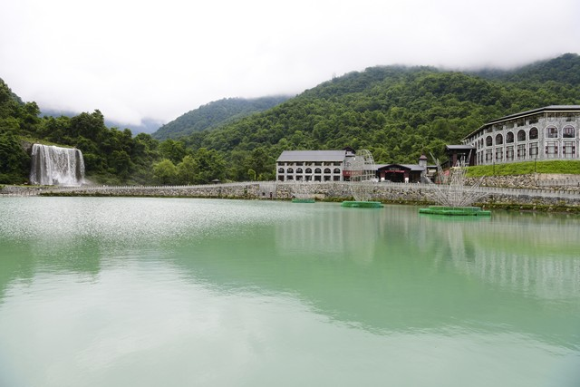四川雅安，天全县喇叭河风景区蓝水晶湖