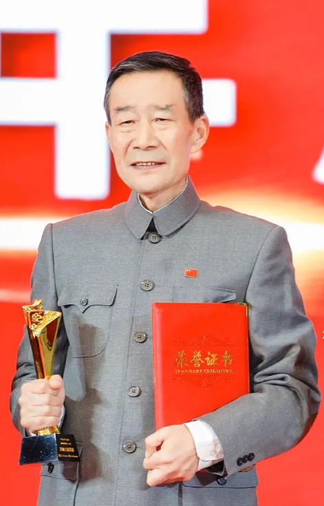 李雪健