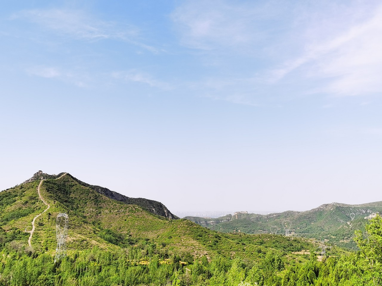 河南郑州战国魏长城遗址，在新密的崇山峻岭之间穿行