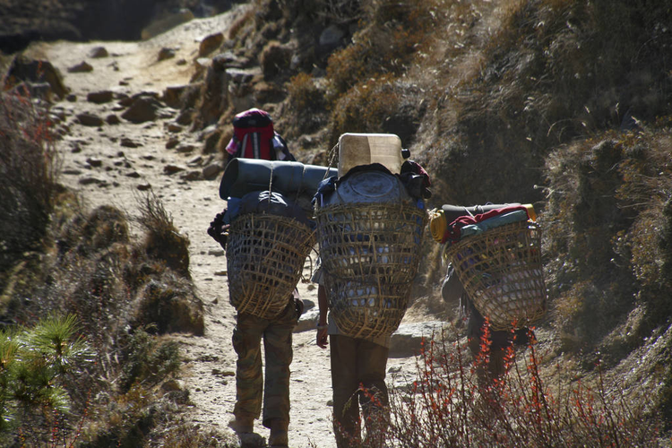 尼泊尔的夏尔巴人步行。人们旅行Sherpas In Nepal walking. People travel.jpeg
