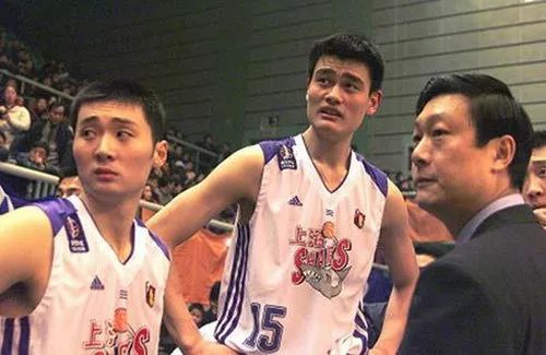 刘炜（左一）姚明（中）李秋平（右一）.png