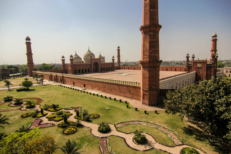 拉合尔的巴基斯坦清真寺。从上面看。Pakistani mosque in Lahore. View from above.