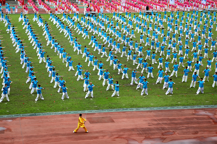 湖南常德1000人同时表演太极拳 场面壮观众人直呼过瘾