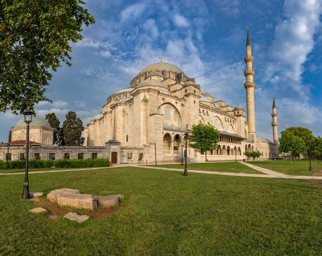 土耳其夏日阳光明媚的伊斯坦布尔苏莱曼尼耶清真寺Suleymaniye Mosque in Istanbul at sunny summer day, Turkey.jpeg
