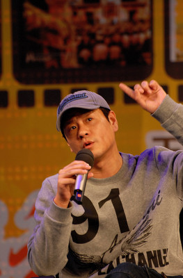 《历史的进程》山东首播  聂远光头亮相不改帅气.jpg