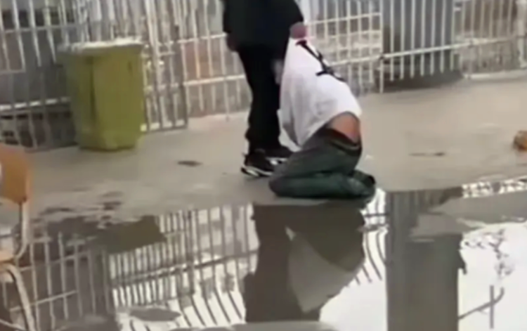 外卖员送餐遭门卫扣餐掐脖摔地事件