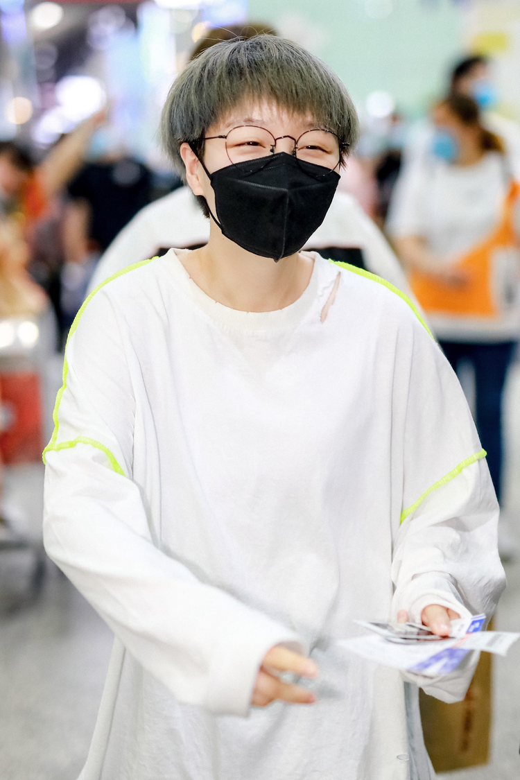 街拍：王欣宇白色破洞长袖T恤+破洞渐变牛仔裤+小白鞋清新可爱