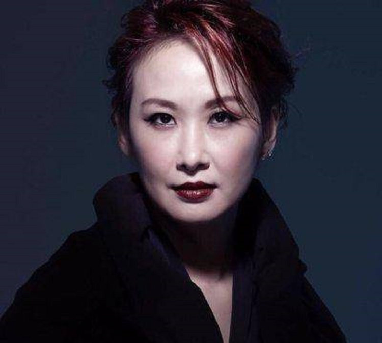 1998年,汤宝如与谭国政相恋,退出乐坛,二人于2000年分手.