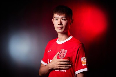【独家】2022中超联赛标准照：成都蓉城球队色主题创意写真