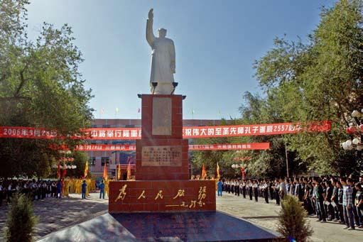 《毛泽东身后，孔子像前》1