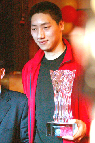唐正东荣获常规赛最有价值球员奖.jpg