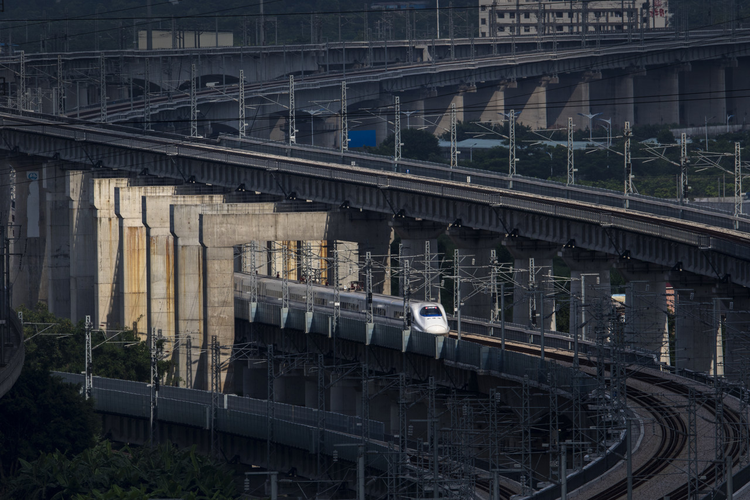 驶出涵洞的京广高铁