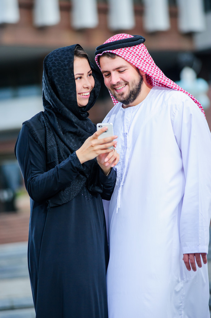 现代阿拉伯夫妇在户外摆姿势。Moderm Arabic couple poses outdoors.