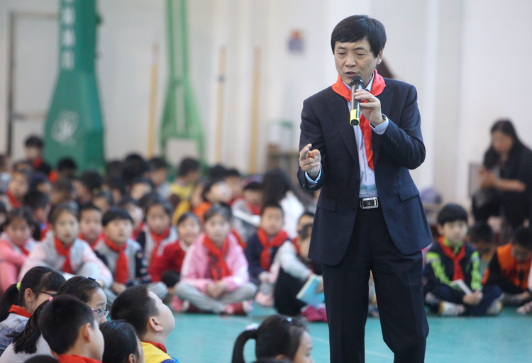 国际安徒生奖获得者曹文轩宁波校园行 戴红领巾为小学生讲学互动