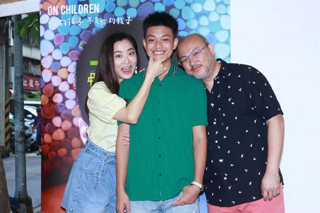 早年经历刘子铨的的父亲刘亮佐是一名演员,后来他的父母离婚,他便跟随