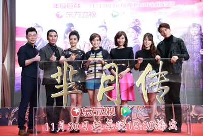 刘涛率《芈月传》主创发布会现场写书法 孙俪捂脸娇笑表情可爱如少女.jpg