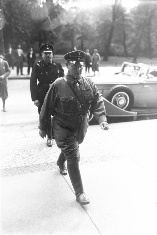 1932年8月30日，戈林以国会议长的身份进入国会大厦.jpeg