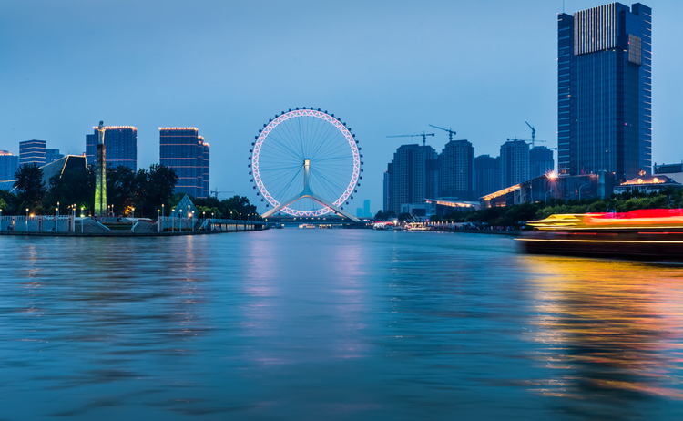 中国天津海河的美丽夜景beautiful night view of the haihe river in tianjin , China