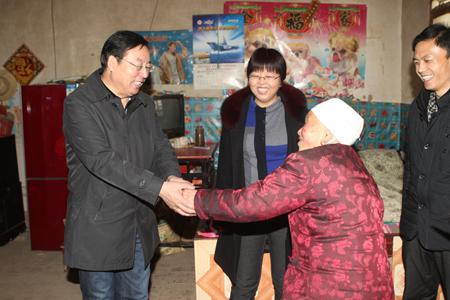 李建民在慰问群众