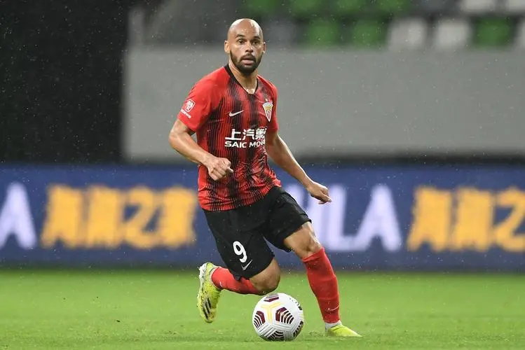 保利尼奥巴西男子职业足球运动员