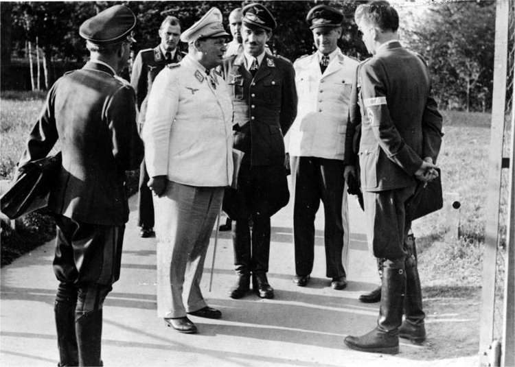 1943年8月的戈林、战斗机总监阿道夫·加兰德（中）、军备部长阿尔贝特·斯佩尔（最右）和罗泽尔（右二）.jpeg