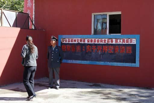 《毛泽东身后，孔子像前》3