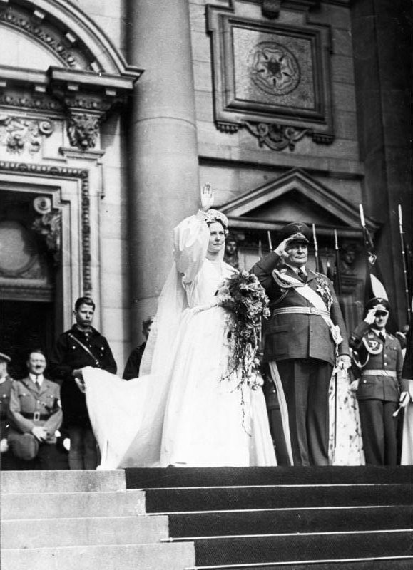 1935年，戈林与埃米在柏林主教座堂前举办婚礼的照片.jpeg