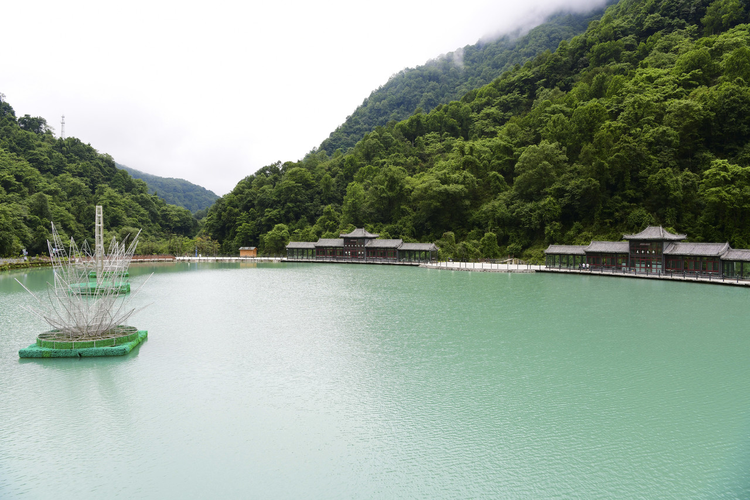 四川雅安，天全县喇叭河风景区蓝水晶湖