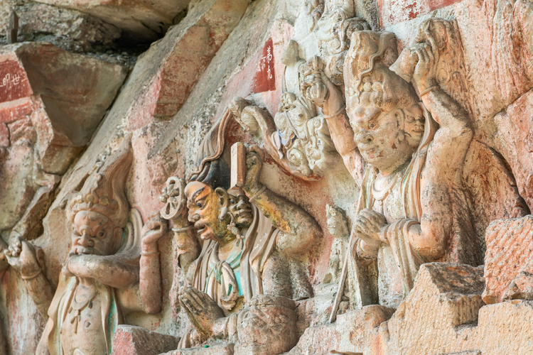 位于中国重庆郊区大足石刻景区的古代佛像