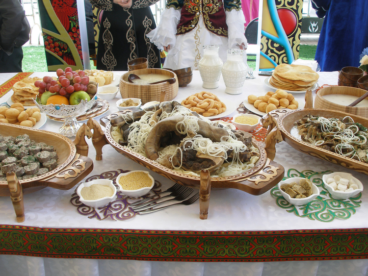节日餐桌上的哈萨克民族菜肴Kazakh national dishes on the holiday table