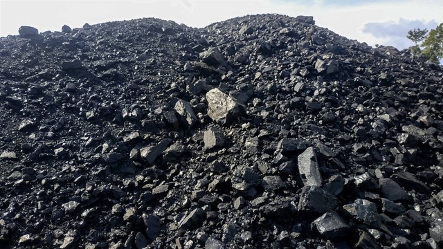 一堆黑煤，特写镜头。矿藏