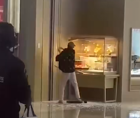 3·9杭州一男子抢劫珠宝店案
