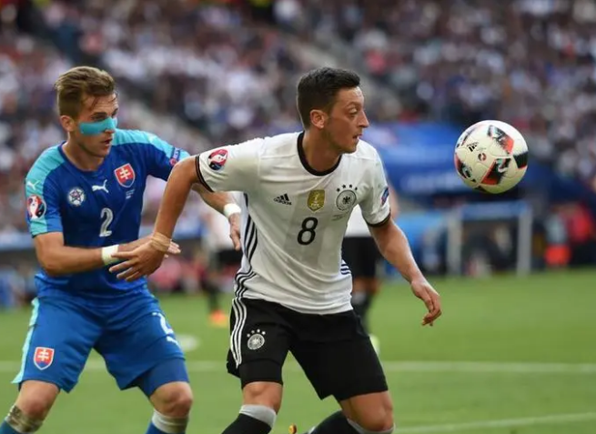 梅苏特·厄齐尔