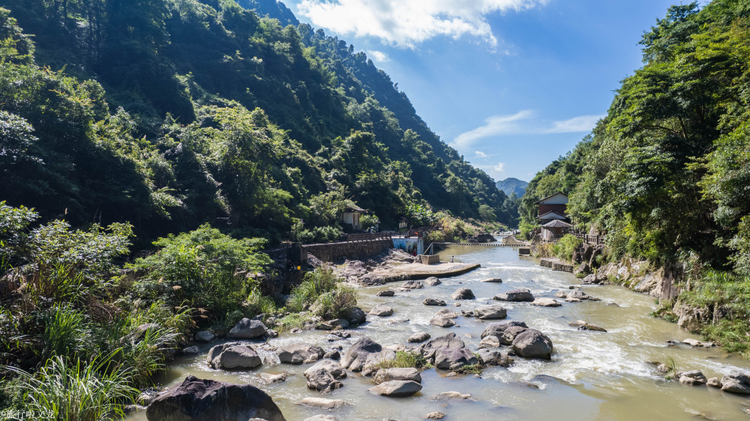 氡泉景区2.jpeg