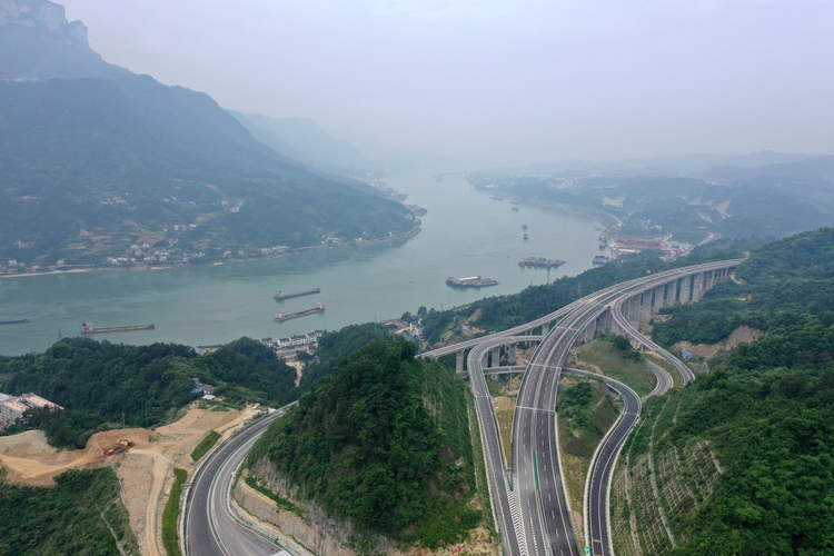 航拍三峡翻坝江北高速公路宛如一条巨龙蜿蜒穿行在长江北岸.jpeg