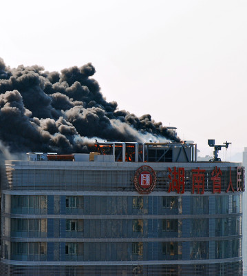 湖南省人民医院外科楼起火 浓烟飘起数十米高