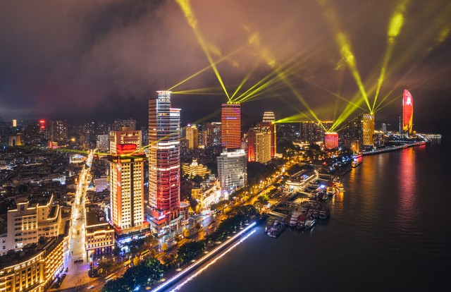 厦门经济特区建设40周年，雨过天晴，云雾弥漫，鹭岛灯火通明，夜景璀璨，映照着天空辉煌壮美。