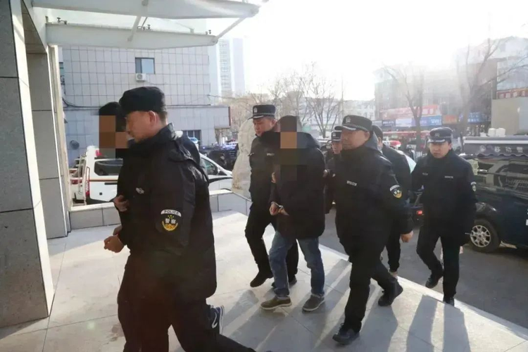 内蒙古通辽特大网络组织淫秽表演案