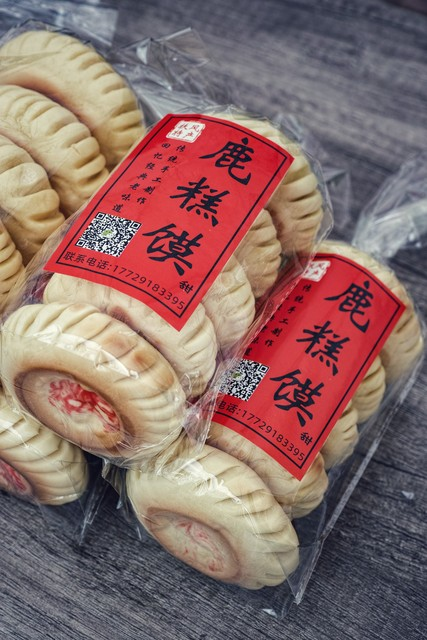 陕西宝鸡关中风情老街上的特色小吃制作：核桃油旋、油饼、麻食和宝鸡扶风县特色小吃鹿糕馍