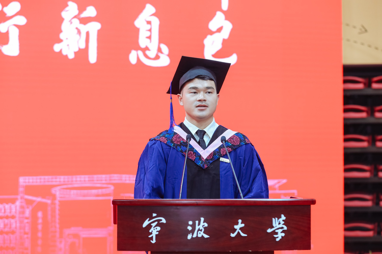 奥运冠军石智勇参加宁波大学硕士毕业典礼 老师、同学纷纷求合影.jpg