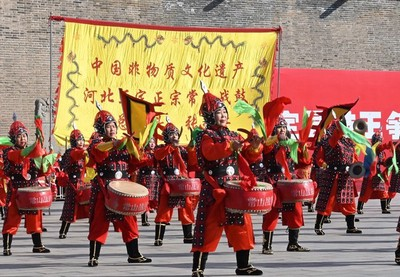 中新社：（新春见闻）河北正定古城上演鼓王争霸赛