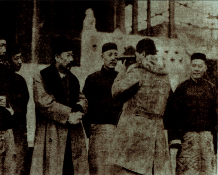 1927年曹锟（左三）在接受记者采访.png