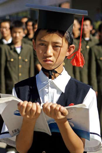 《毛泽东身后，孔子像前》2