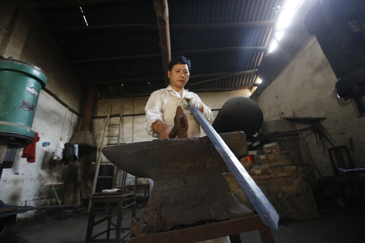 图片故事：现代版铸剑师 花半世纪复原失传千年的古剑